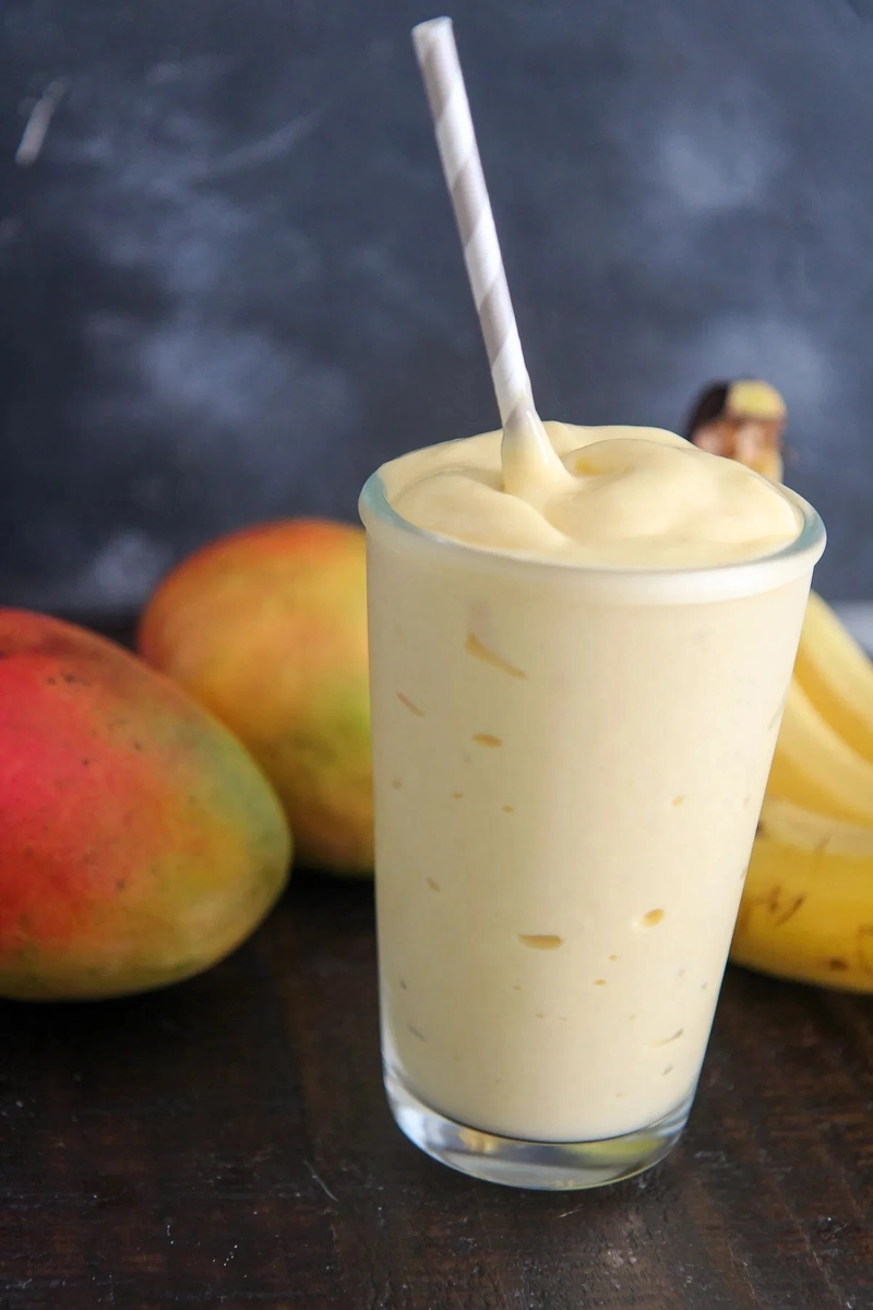 Mango banana smoothie